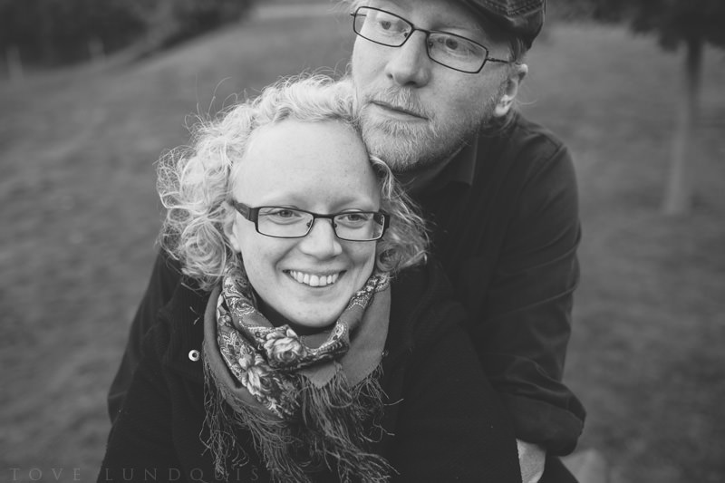 Svartvitt parfoto på kärleksfullt par. Kärleksfotografering i Malmö. Bröllopsfotograf Tove Lundquist