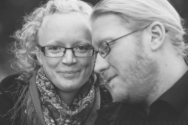 Svartvitt porträtt på ett par. Kärleksfotografering i Malmö. Bröllopsfotograf Tove Lundquist.