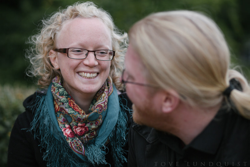 Parfoto, kvinnan skrattar. Kärleksfotografering i Malmö. Bröllopsfotograf Tove Lundquist.