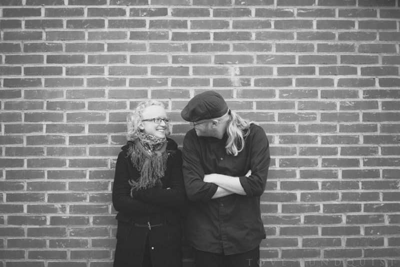 Svartvit bild på leende par. pre-shoot, en s k provfotografering tillsammans med porträttfotograf Malmö Tove Lundquist.
