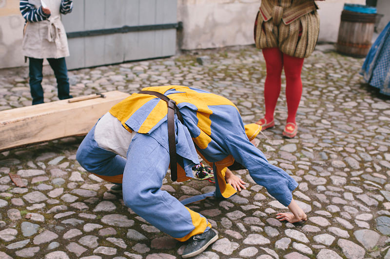 En narr hjälper barnen på Barnens Slott, en rolig aktivitet på Kalmar Slott. Foto: Tove Lundquist.