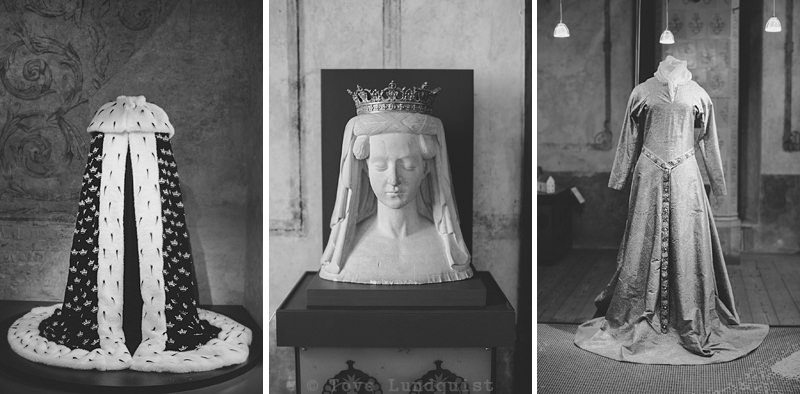 Svartvit triptyk på kläder och huvudstaty med krona på Kalmar Slott. Fotoreportage: Tove Lundquist, verksam fotograf i Kalmar, Oskarshamn och Malmö.