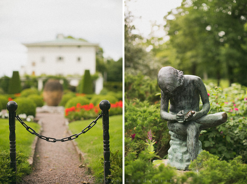 Diptyk på Sollidens Slott, Öland, samt staty i prunkande trädgård. Foto: Tove Lundquist, bröllopsfotograf Oskarshamn (reportagestil).
