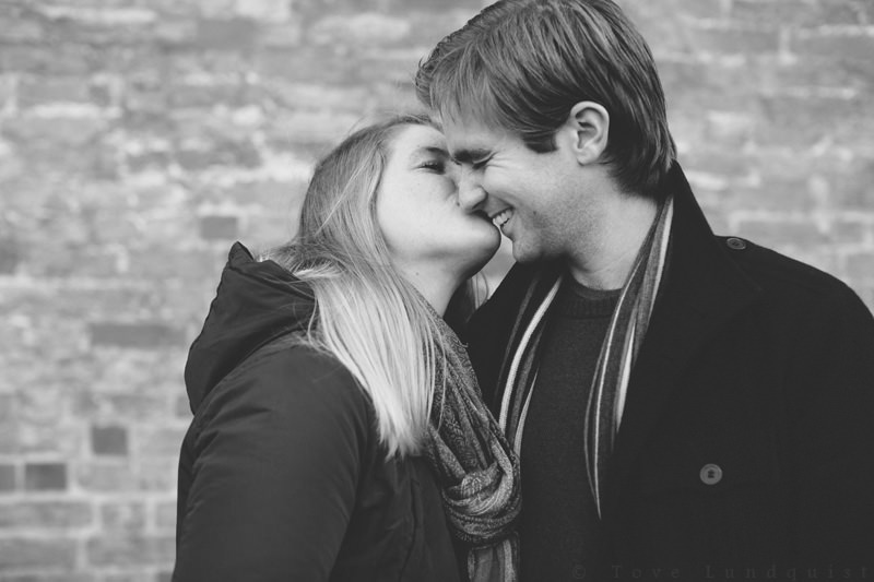 Svartvit bild på ett par som är kära och skrattar. Parfotografering tillsammans med Tove Lundquist, bröllopsfotograf Malmö.