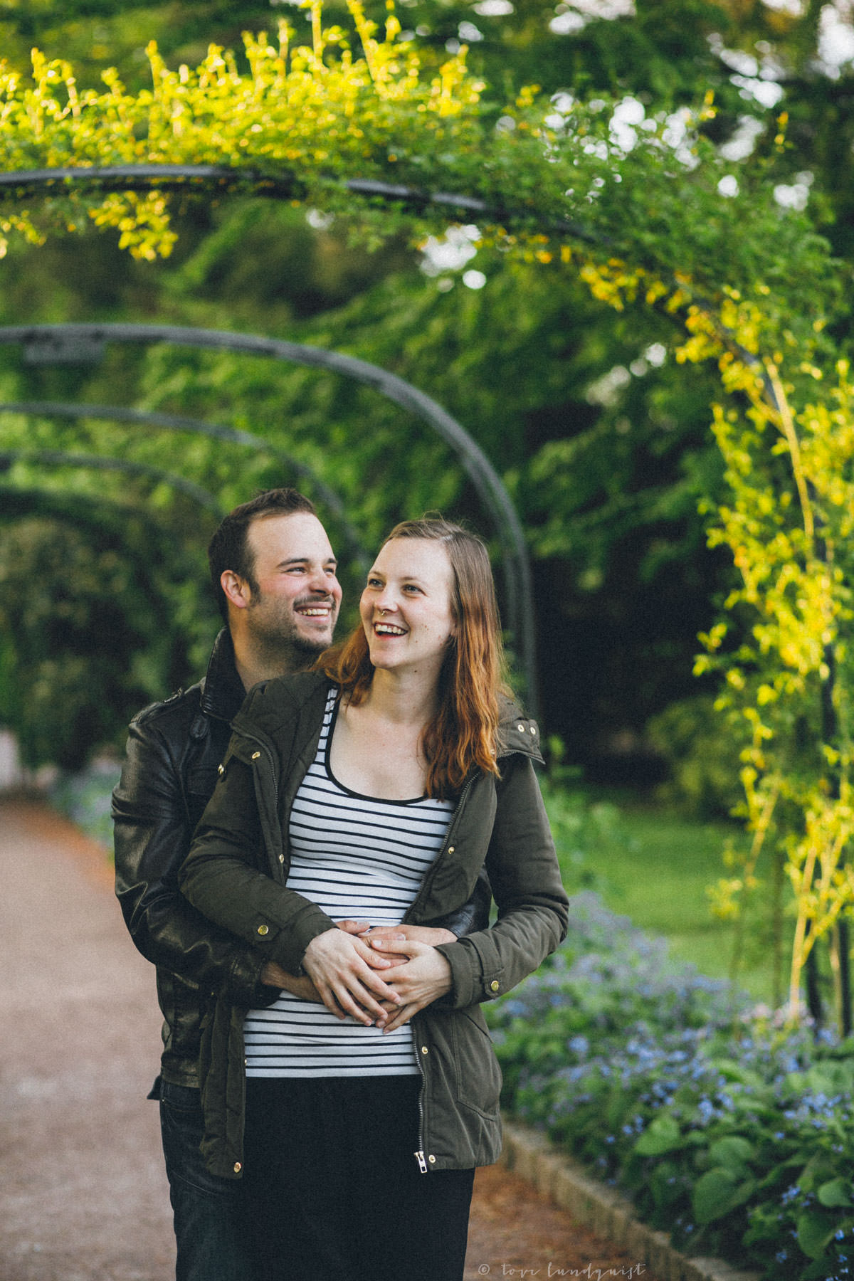 Kärleksfullt par som skrattar. Beloved fotografering och gravidfotografering i Pildammsparken, Malmö. Foto: Tove Lundquist, fotograf i Malmö, Skåne. 
