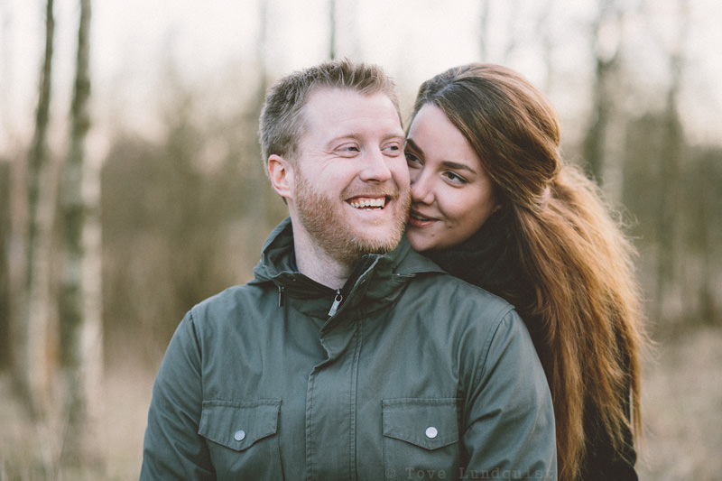 Fotografering på Österlen tillsammans med ett förälskat par som skrattar. Kärleksfotografering med Beloved fotograf Tove Lundquist, Österlen.