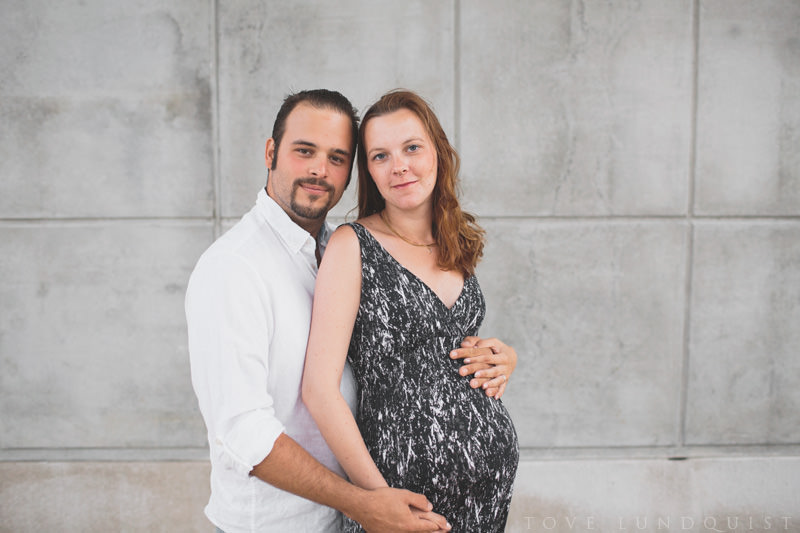 Klassiskt gravidfoto på par. Gravidfotografering Västra Hamnen tillsammans med Tove Lundquist, fotograf i Malmö.