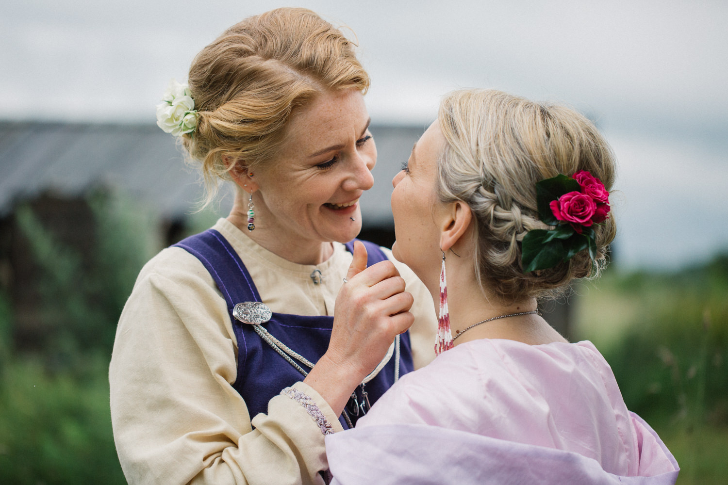 Brudporträtt - porträtt på brudpar under ett vikingabröllop på VikingaTider, Löddeköpinge. Foto: Tove Lundquist, bröllopsfotograf Skåne.