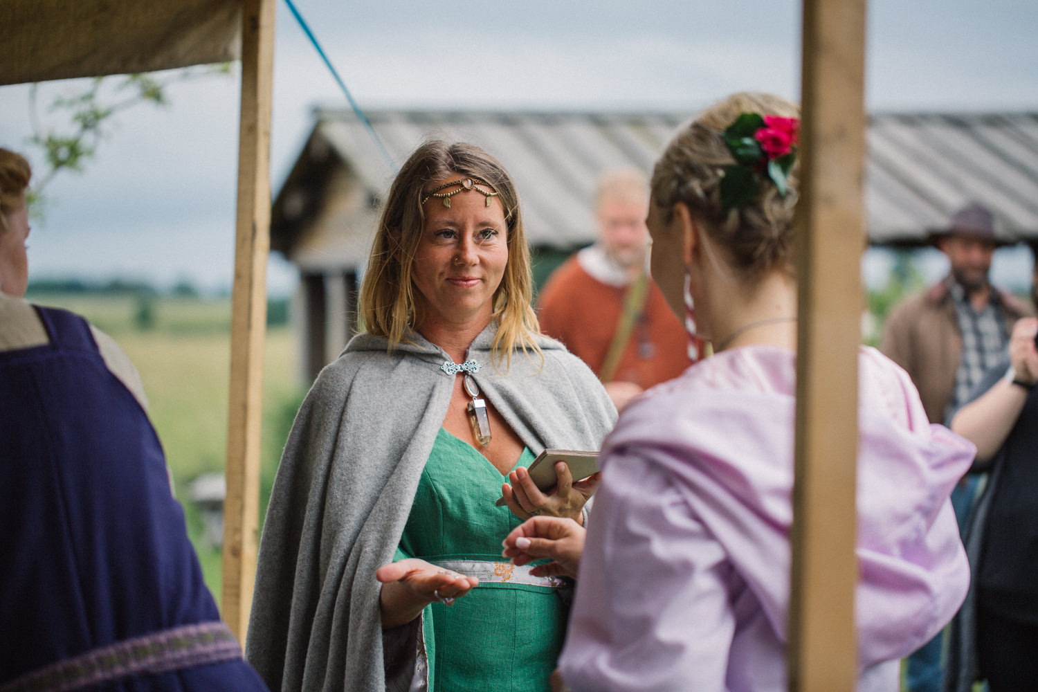 Vigselceremoni under ett vikingabröllop utomhus på VikingaTider som ligger i Löddeköpinge, Skåne.