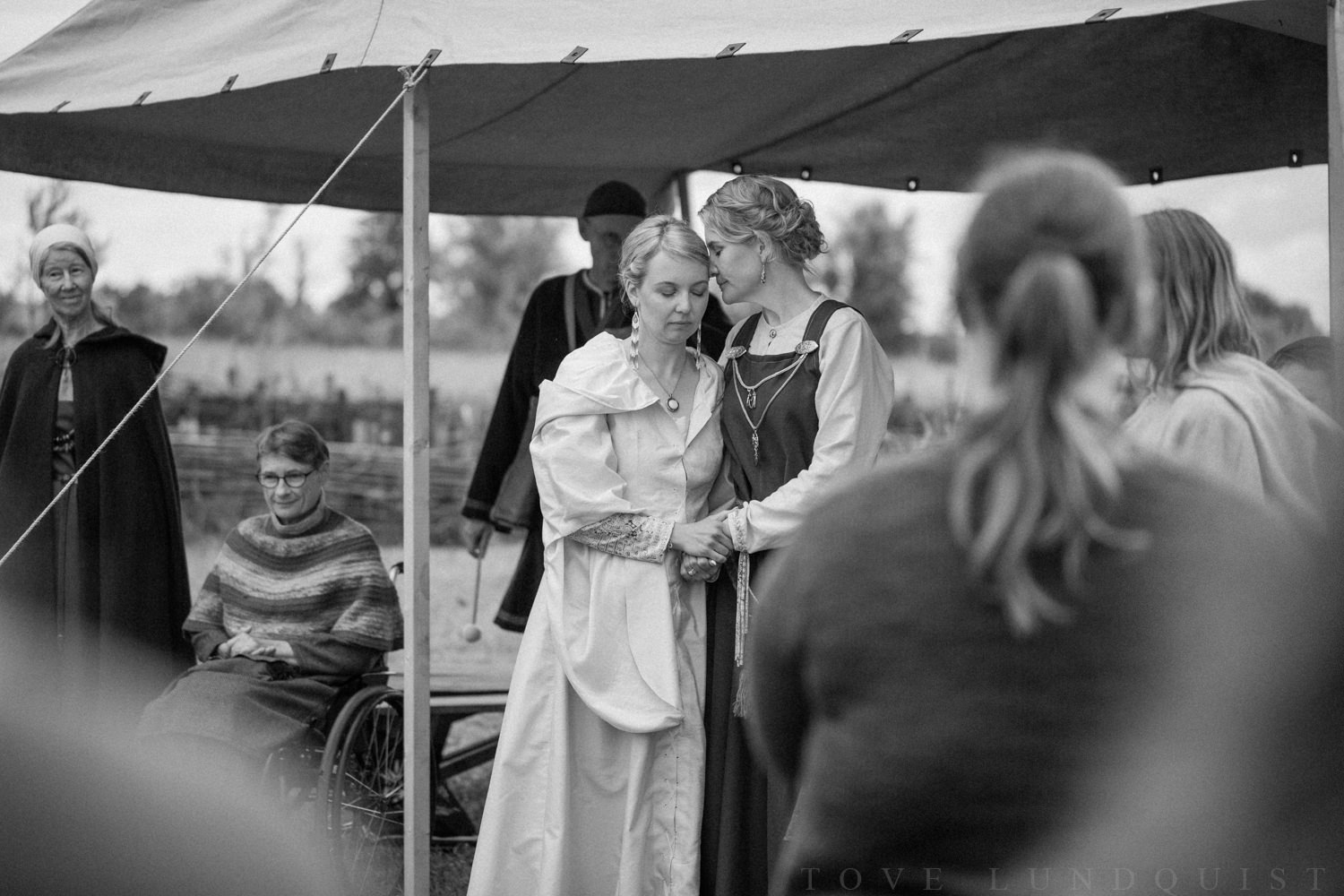 Vigselceremoni under ett vikingabröllop utomhus på VikingaTider som ligger i Löddeköpinge, Skåne.