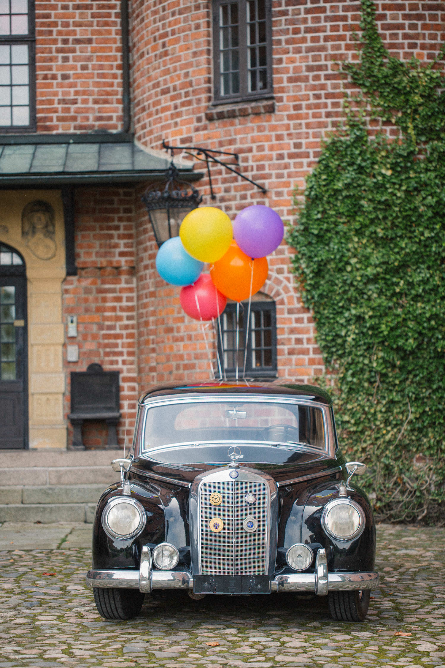 Bil med heliumballonger på Trolleholms slott, Skåne.