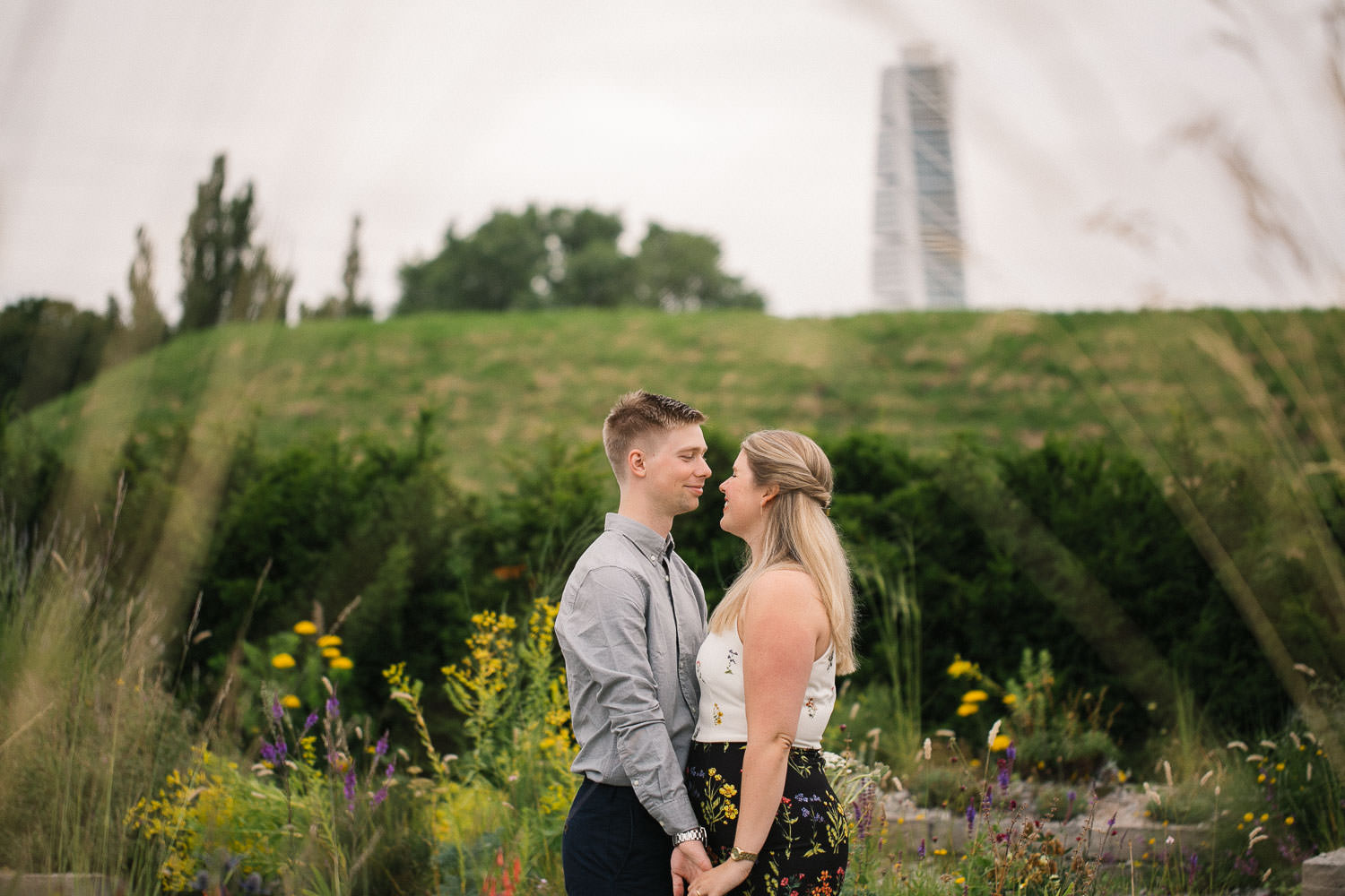 Bild i färg på förälskat par som skall gifta sig. I bakgrunden syns Turning Torso. Foto: Tove Lundquist, bröllopsfotograf i Malmö.