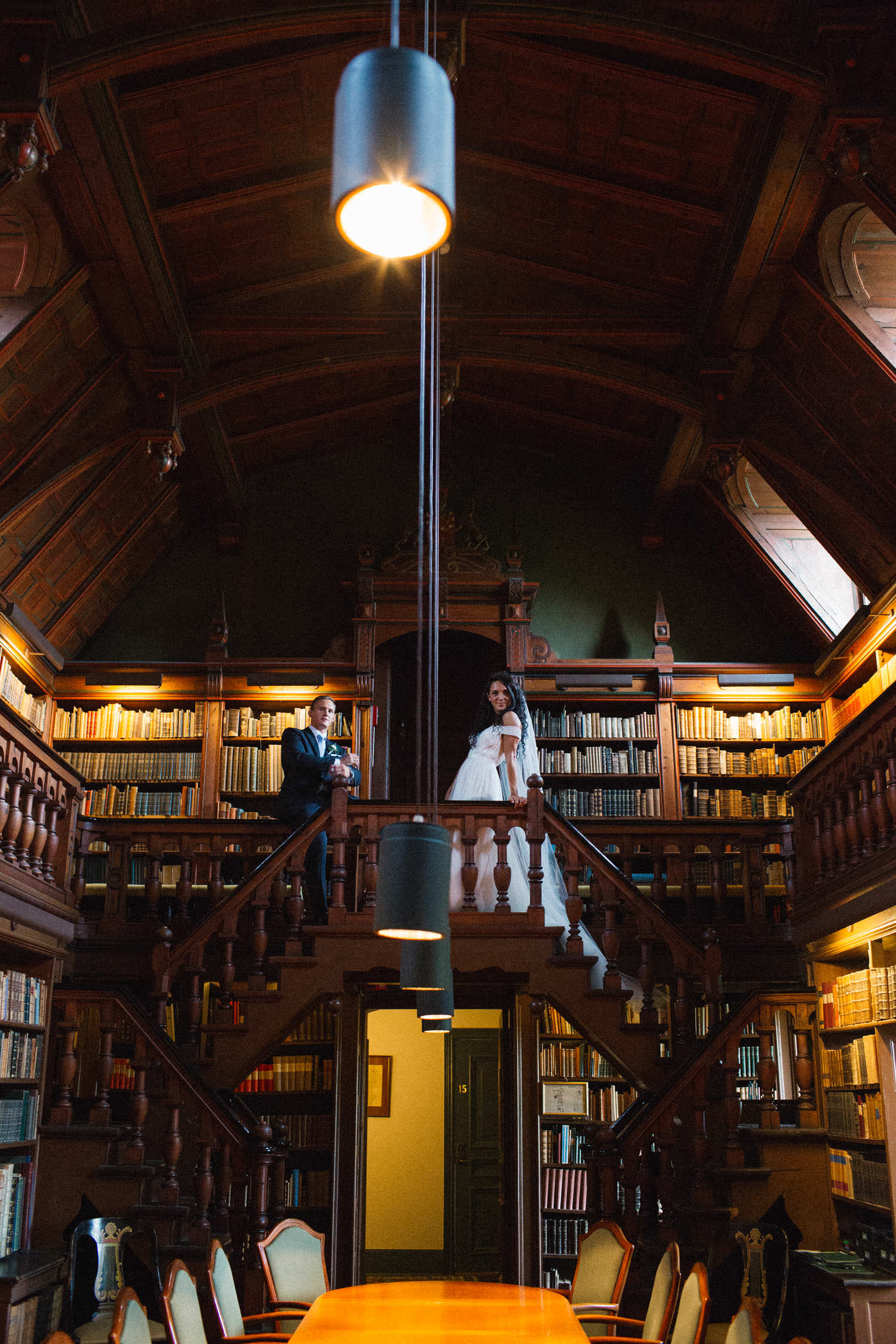 Bild på ett brudpar i det privata biblioteket på Trolleholms slott i Skåne