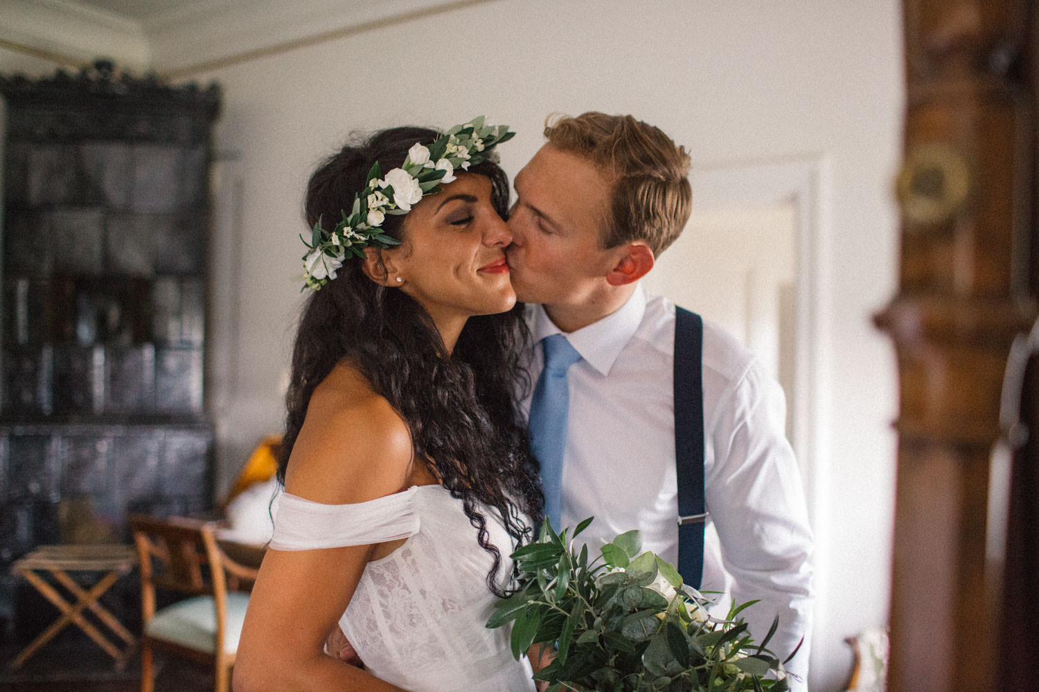 Brudpar i deras sovrum på Trolleholms slott i Skåne. Florist är Lilla Hult Blommor.