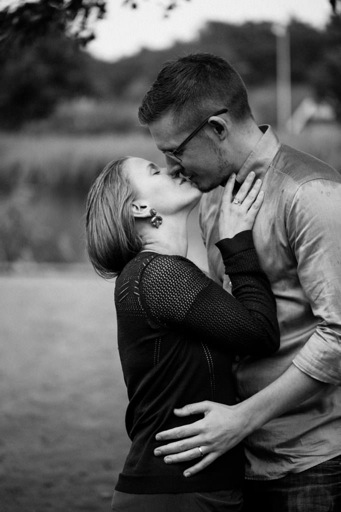 Kärleksfull bild i svartvitt på ett kyssande brudpar under deras provfotografering, Yngsjö i Skåne. Fotograf är Tove Lundquist.