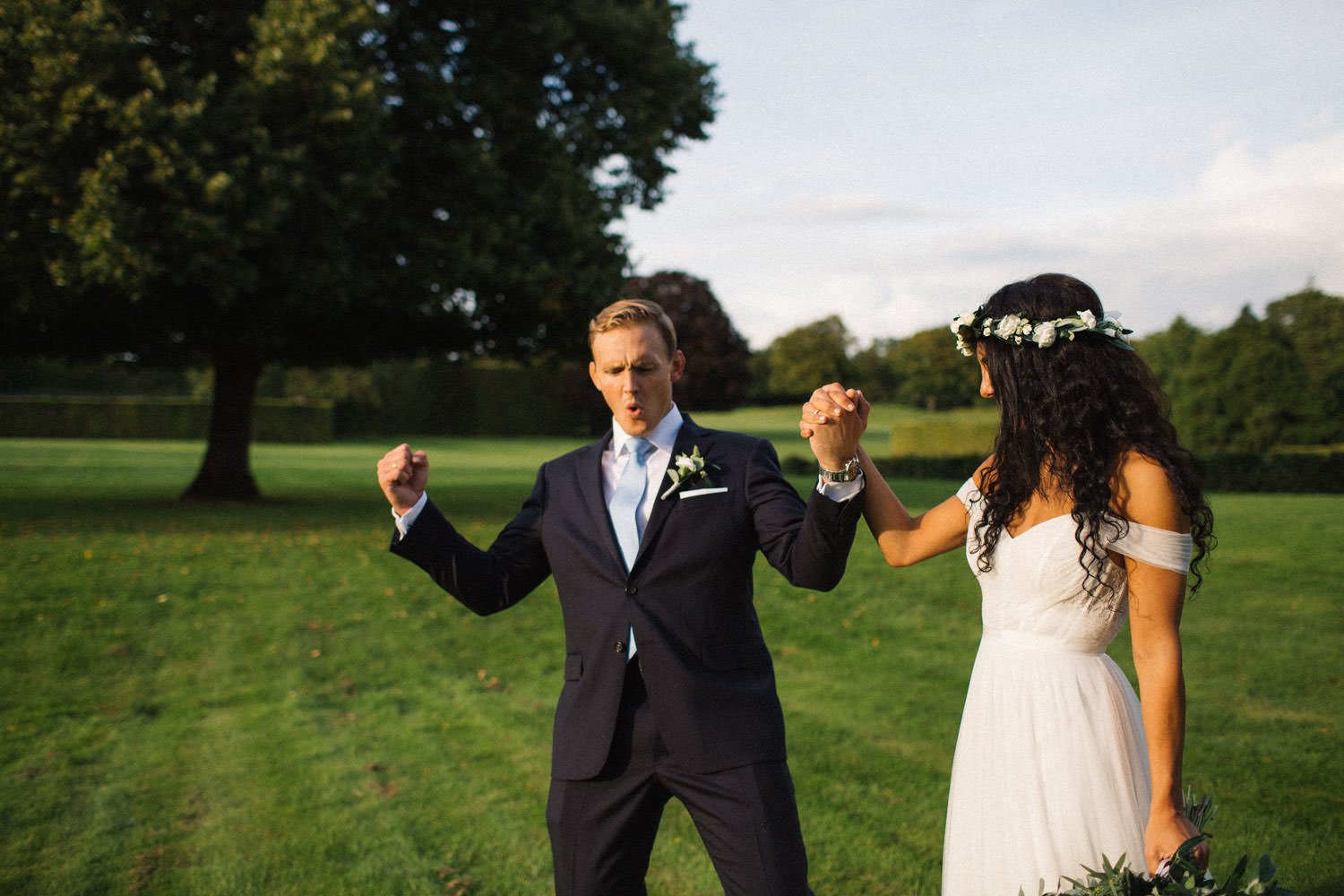 Brudpar Ashley och Christoffer Ljungbäck går i Trolleholms slott trädgård, Skåne.