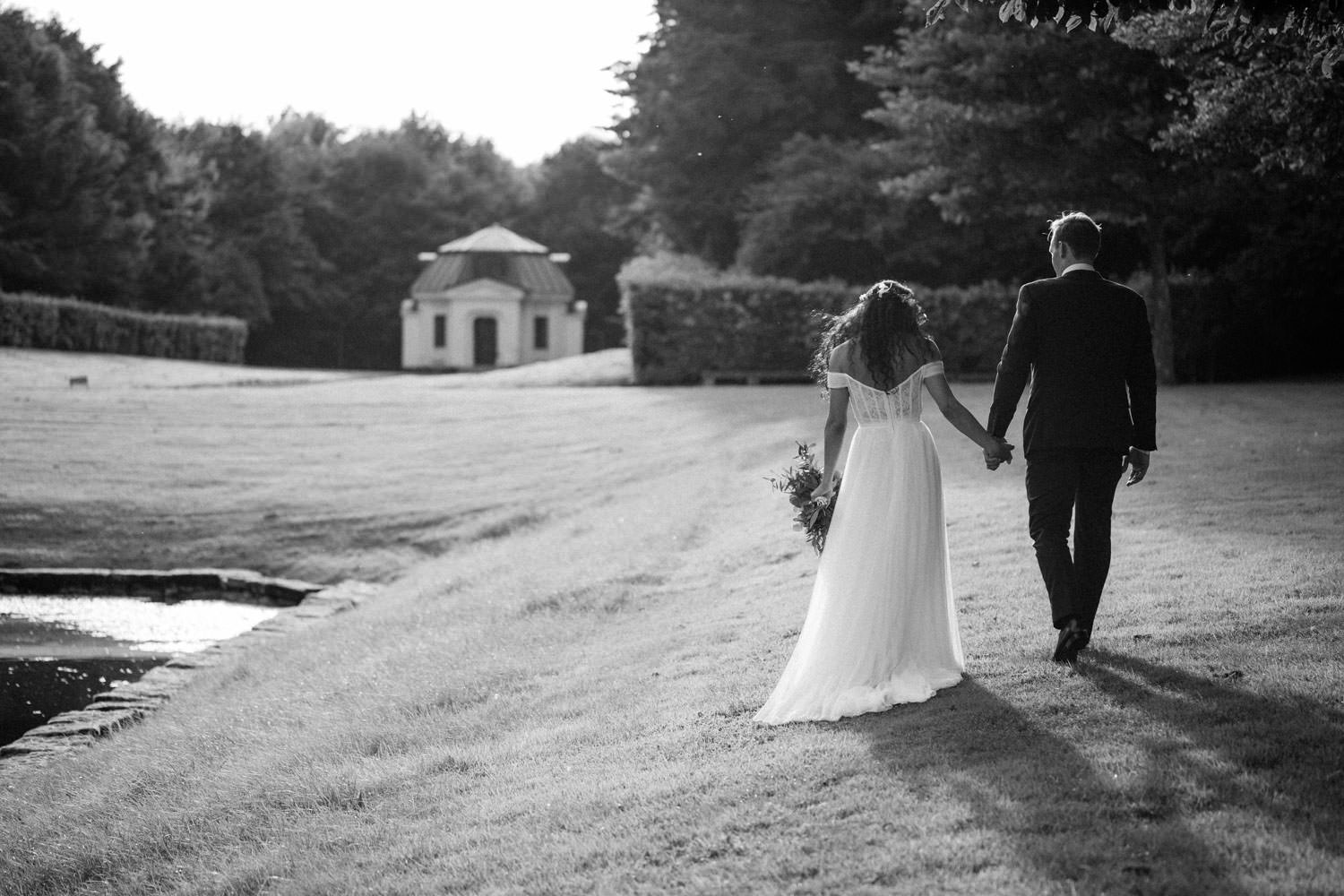 Brudpar Christoffer och Ashley Ljungbäck går runt i trädgården på Trolleholms slott. Ashleys brudklänning kommer från Mia Grace Bridal, bröllopsfotograf är Tove Lundquist. 