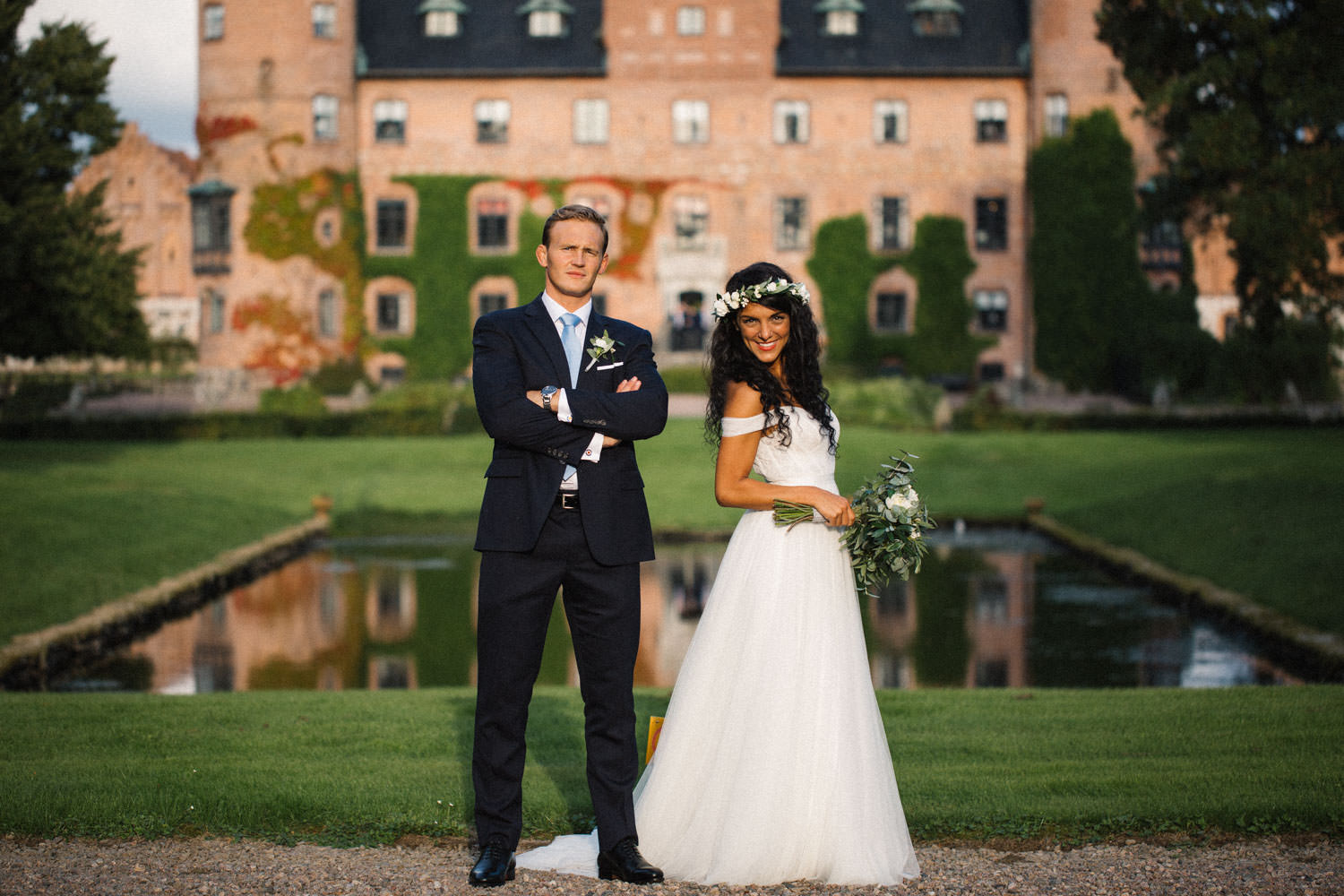 Porträtt på Ashley och Christoffer Ljungbäck under deras internationella bröllop på Trolleholms slott, Skåne. Bröllopsfotograf är Tove Lundquist, Ashleys brudklänning kommer från Mia Grace Bridal, Christoffers kostym från Hart Schaffner Marx, skjorta från Eton, slips och hängslen från John Henric, skor från Carmina. Florist är Lilla Hult Blommor.