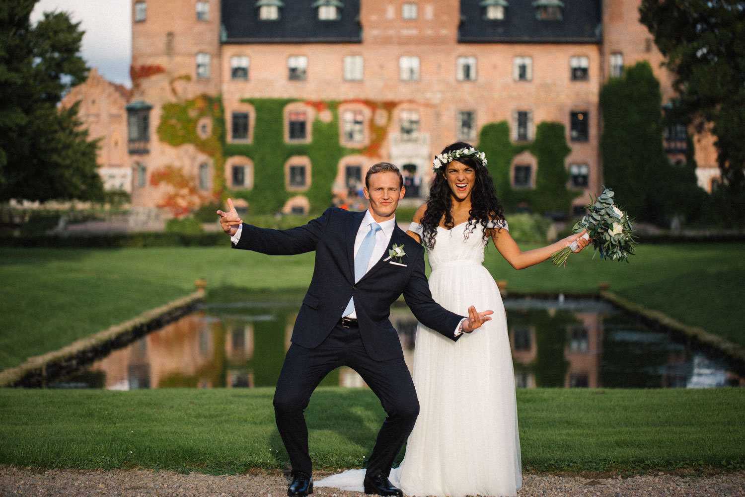 Porträtt på Ashley och Christoffer Ljungbäck under deras internationella bröllop på Trolleholms slott, Skåne. Bröllopsfotograf är Tove Lundquist, Ashleys brudklänning kommer från Mia Grace Bridal, Christoffers kostym från Hart Schaffner Marx, skjorta från Eton, slips och hängslen från John Henric, skor från Carmina. Florist är Lilla Hult Blommor.