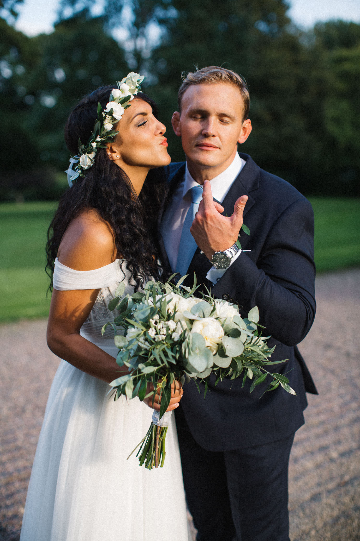 Brudpar står i trädgården på Trolleholms slott. Lilla Hult Blommor i Ängeholm är floristen.