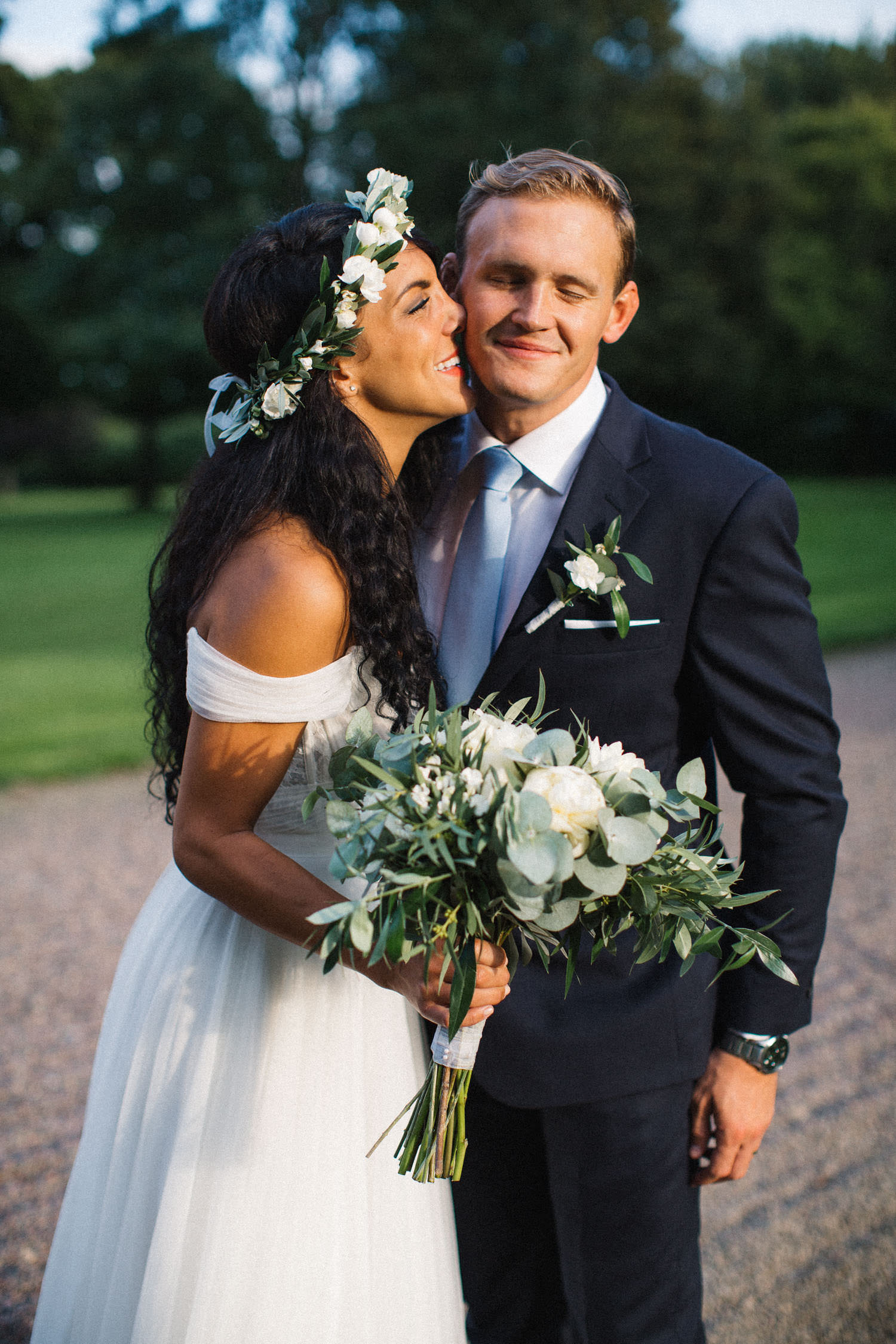 Brudpar står i trädgården på Trolleholms slott. Lilla Hult Blommor i Ängeholm är floristen.