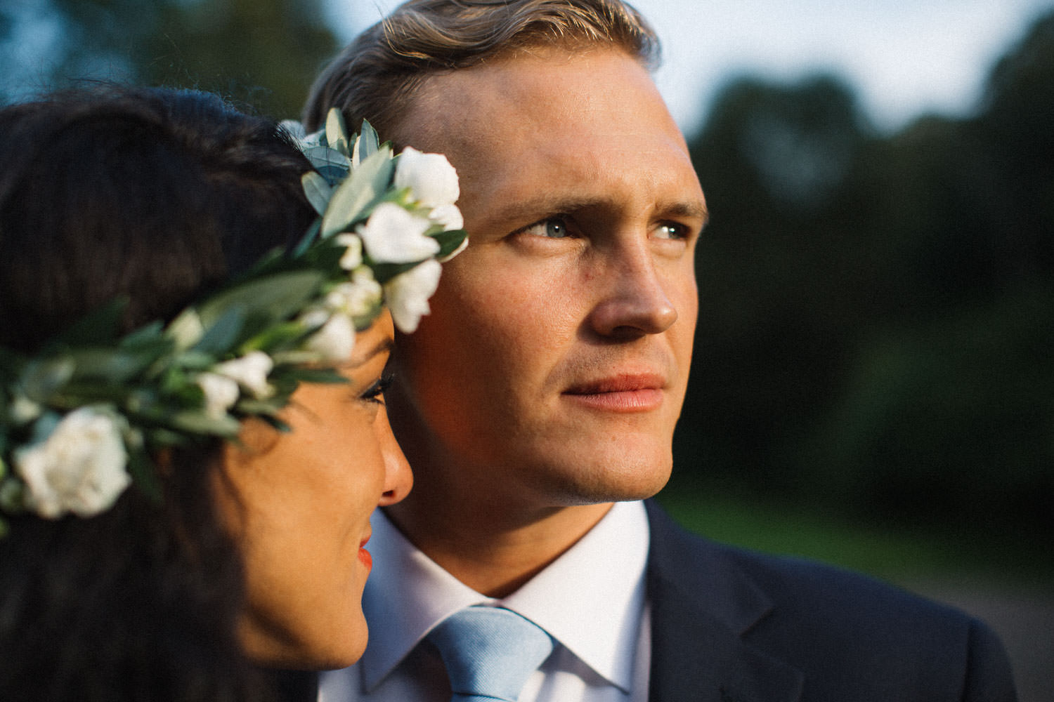 Brudpar Ashley och Christoffer Ljungbäck står i trädgården på Trolleholms slott. Lilla Hult Blommor i Ängeholm är floristen.