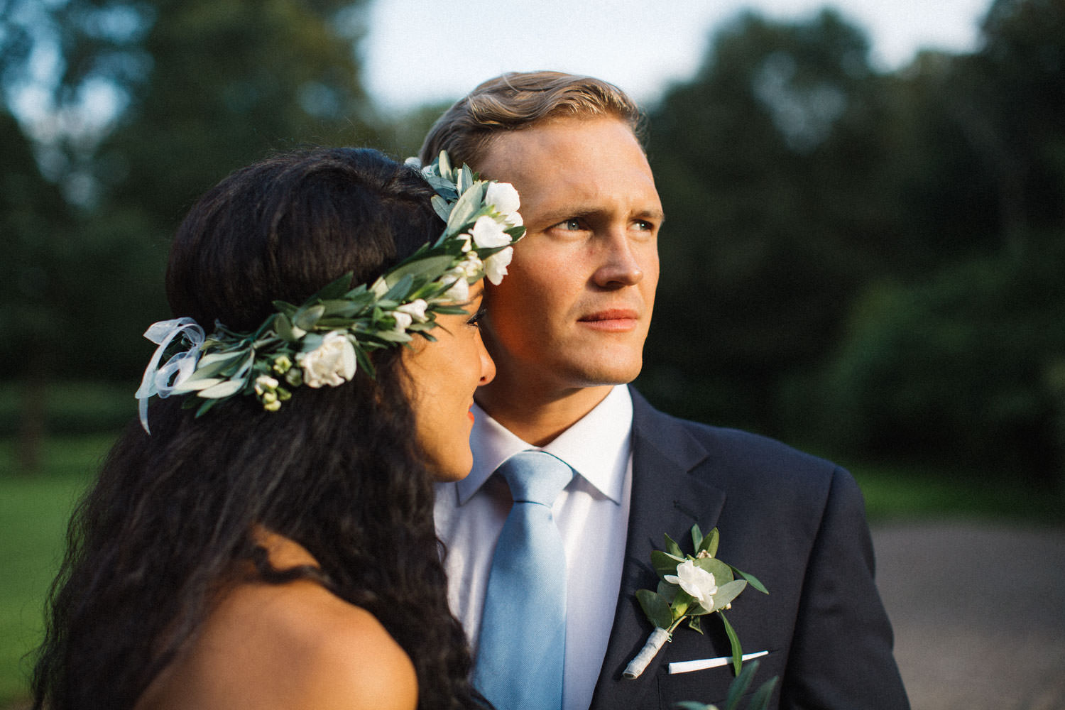 Brudpar står i trädgården på Trolleholms slott under sitt bröllop i Skåne. Lilla Hult Blommor i Ängeholm är floristen.  Foto: Tove Lundquist, bröllopsfotograf i Malmö. 