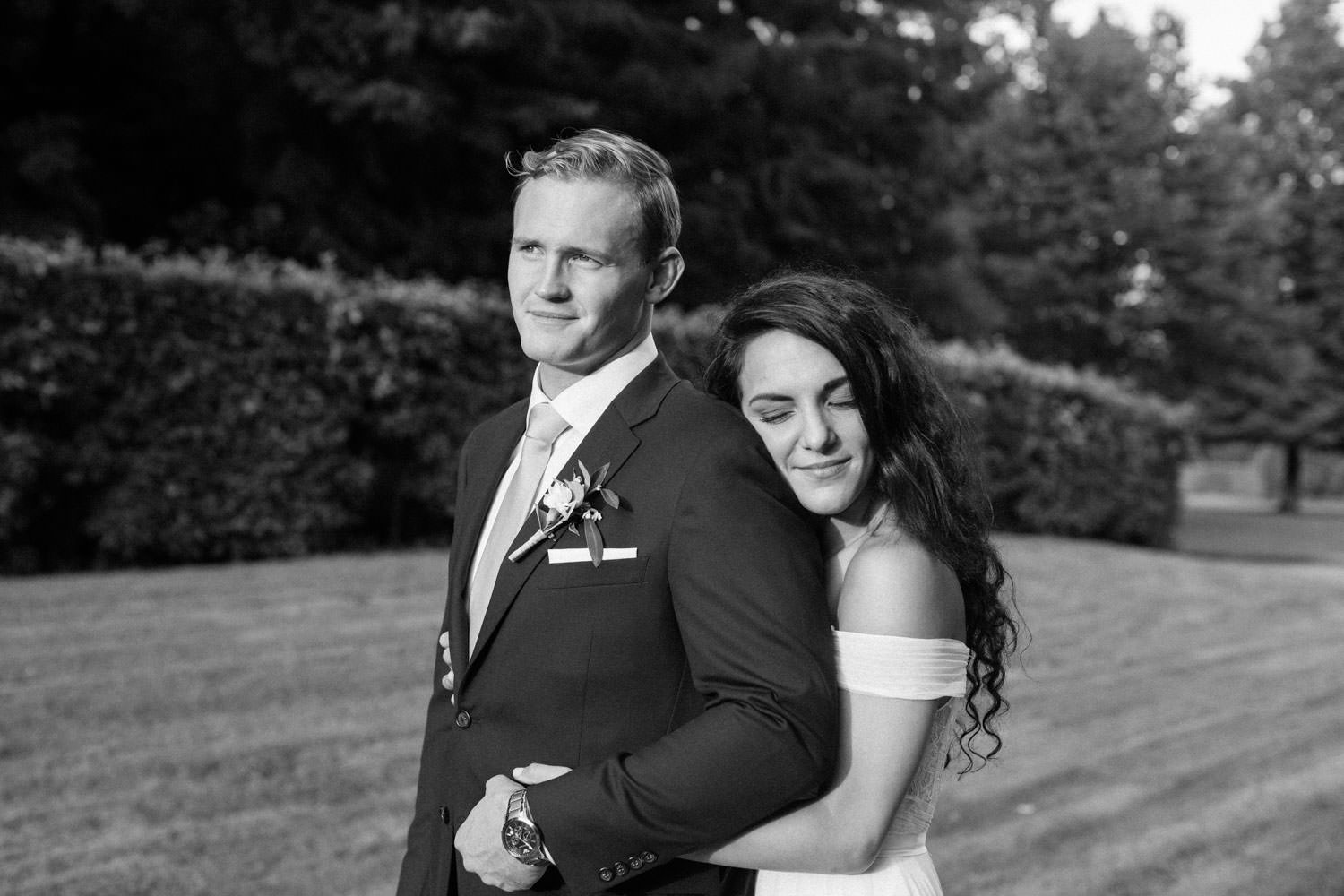 Porträtt på brudpar Ashley och Christoffer Ljungbäck, bröllop i Trolleholms slott trädgård. Foto: Tove Lundquist, bröllopsfotograf i Malmö. 