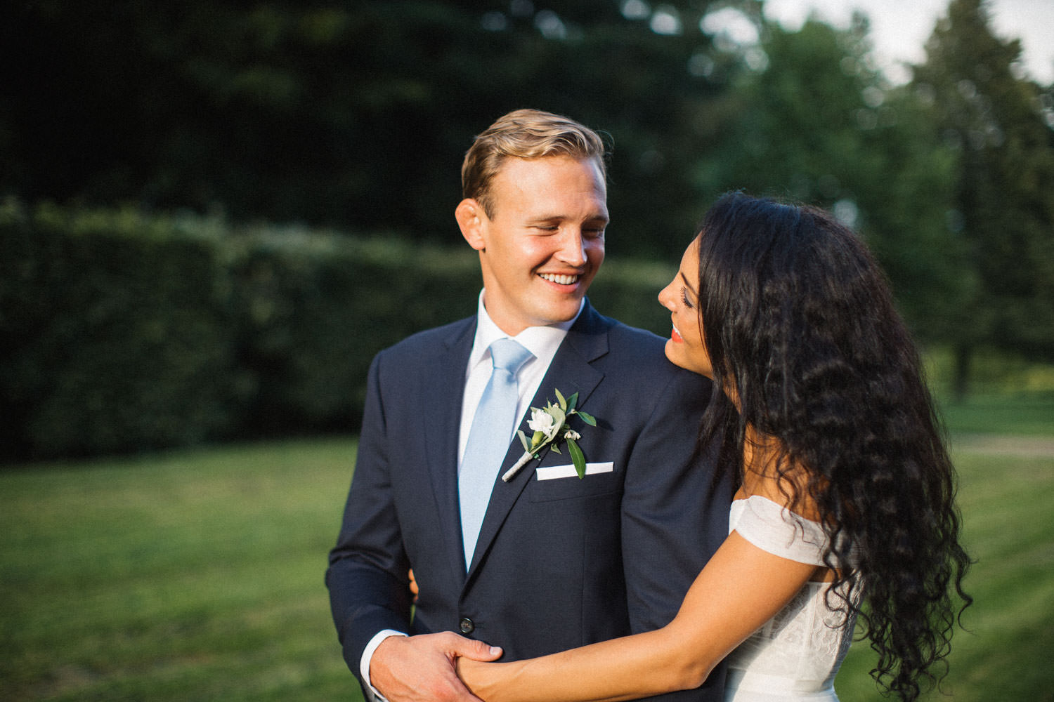 Porträtt på Christoffer och Ashley Ljungbäck, Trolleholms slott i Skåne. Tove Lundquist är bröllopsfotograf Skåne Kostym från Hart Schaffner Marx.