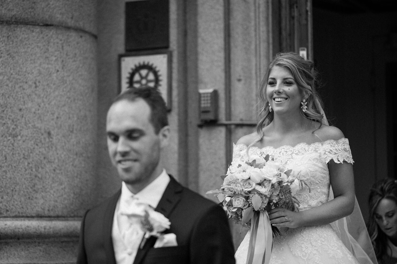 Svartvitt fotografi på brudpar under en First Look. Bröllopet var på Maryhill Estate som tidigare hette Örenäs Slott, Skåne, som är en populär bröllopslokal. Fotograf: Tove Lundquist.