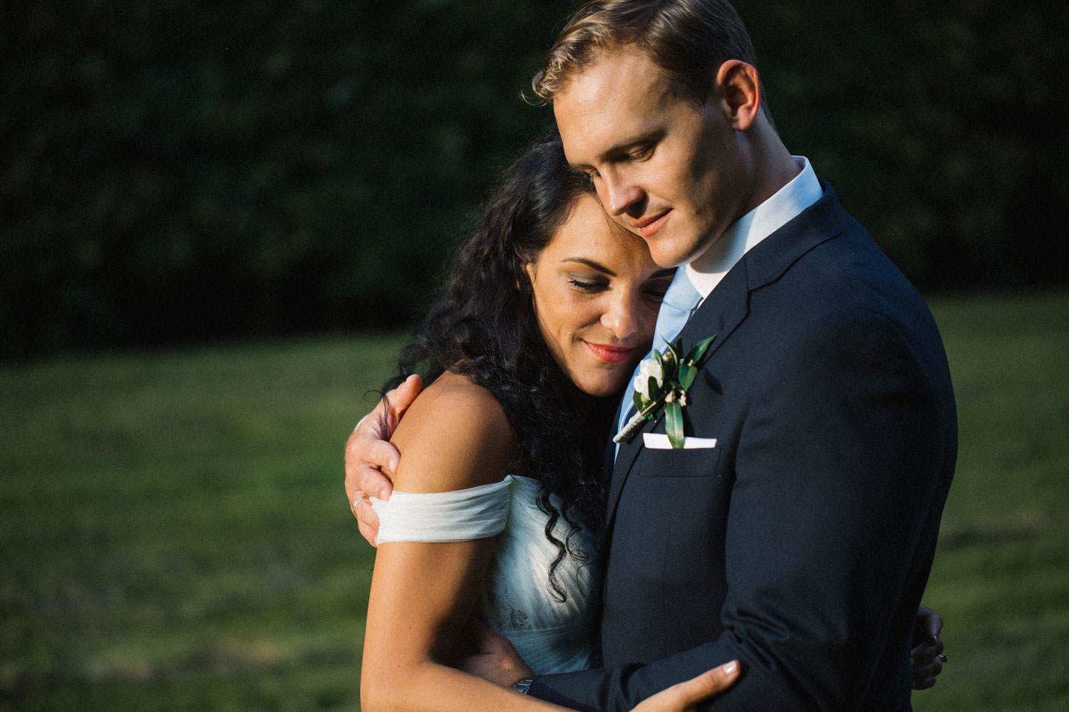 Porträtt på brudpar Ashley och Christoffer Ljungbäck, Trolleholms slott i Skåne. Tove Lundquist är bröllopsfotograf Skåne Kostym från Hart Schaffner Marx.