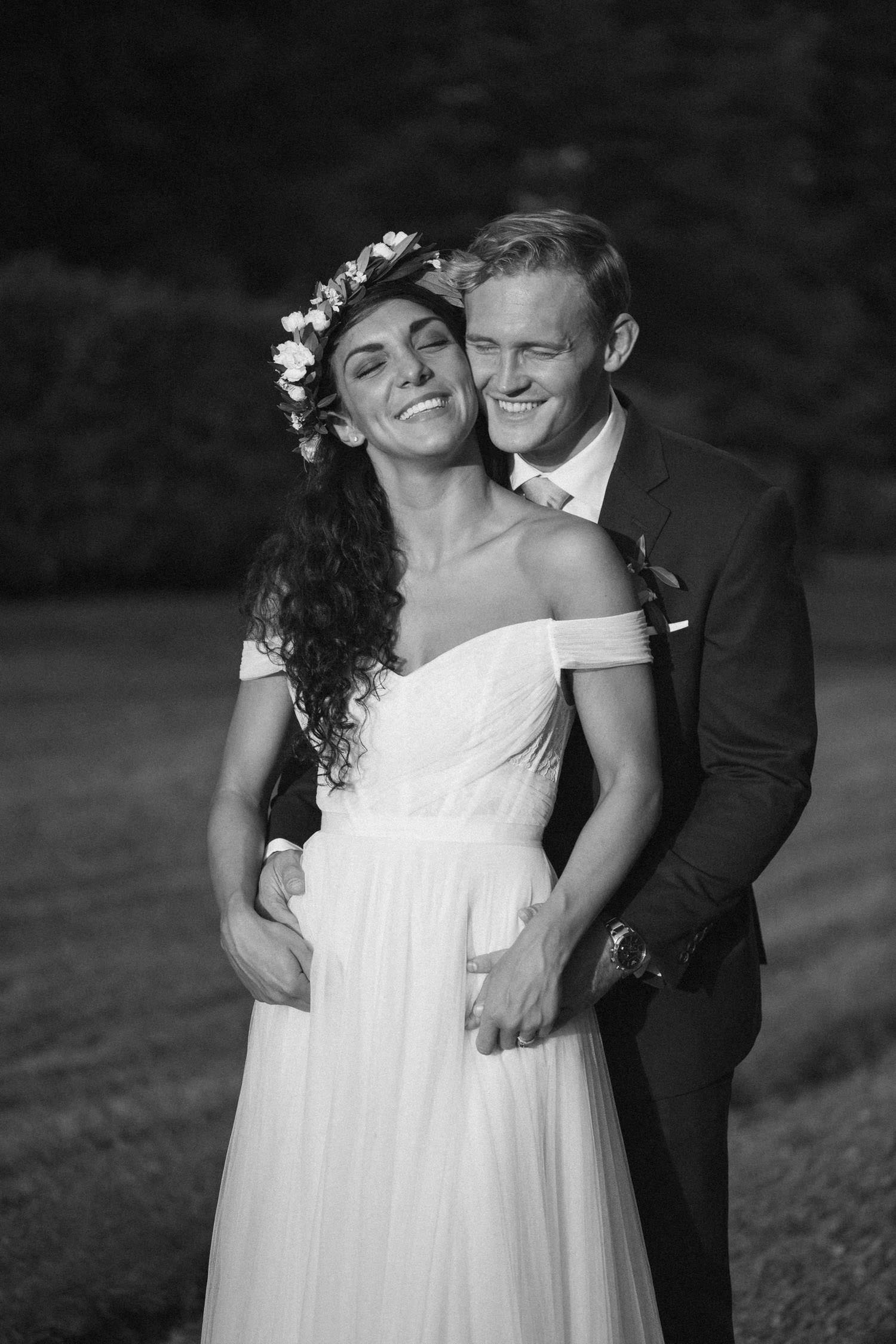 Svartvitt porträtt på brudpar under bröllop på Trolleholms Slott i Skåne. Fotograf är Tove Lundquist, bröllopsfotograf Skåne. Brudklänning från Mia Grace Bridal.