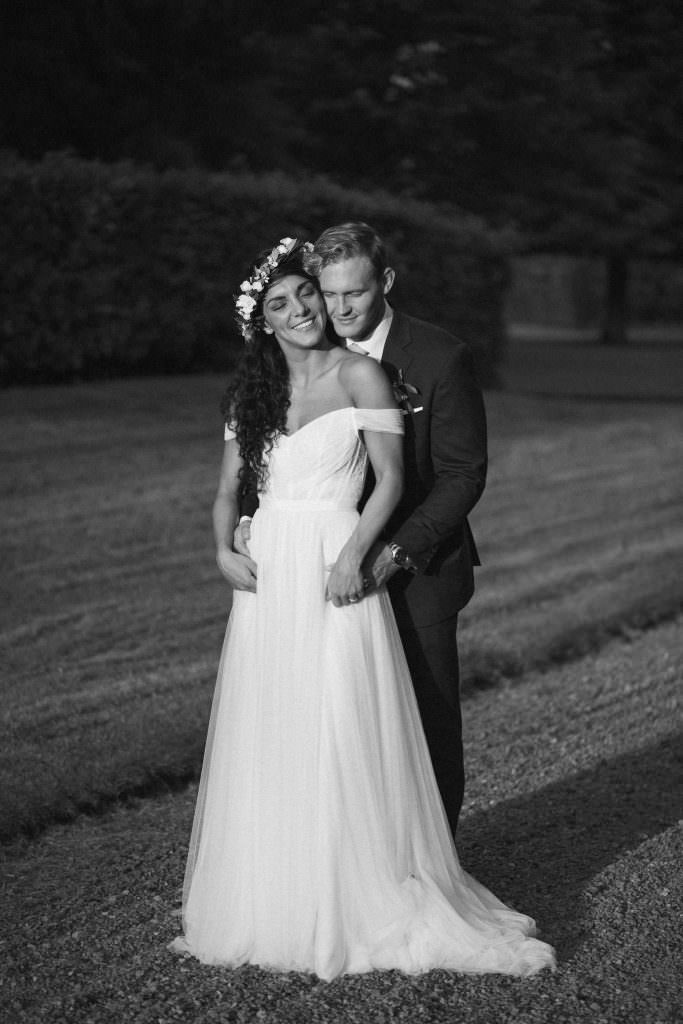 Svartvitt porträtt på Christoffer och Ashley Ljungbäck under deras bröllop på Trolleholms Slott i Skåne. Fotograf är Tove Lundquist, bröllopsfotograf Skåne. Brudklänning från Mia Grace Bridal.