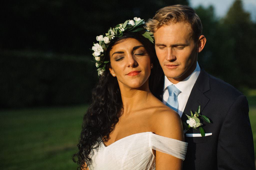 Porträtt på brud och brudgum Christoffer och Ashley Ljungbäck i trädgården på Trolleholms slott.