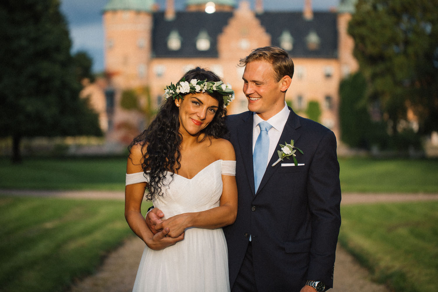 Bröllopsporträtt på brud och brudgum Christoffer och Ashley Ljungbäck i trädgården på Trolleholms slott. Bröllopsfotograf är Tove Lundquist. 