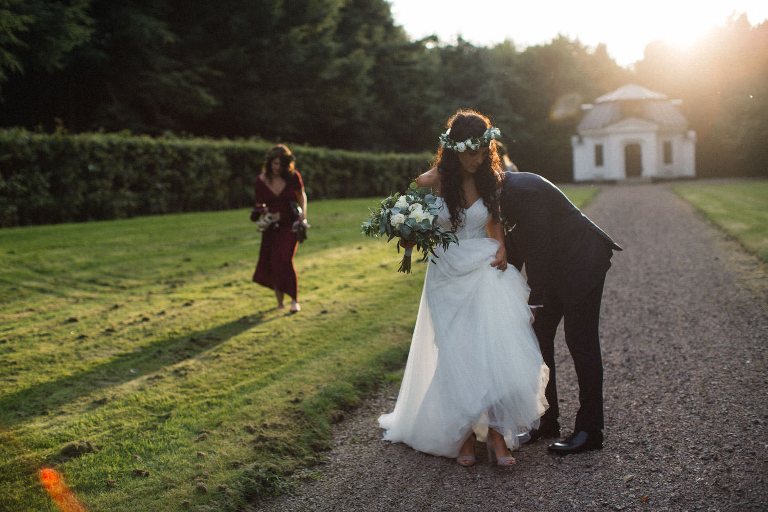 Porträtt på brud och brudtärna under ett bröllop på Trolleholms slott.  Foto: Tove Lundquist, bröllopsfotograf i Malmö. 