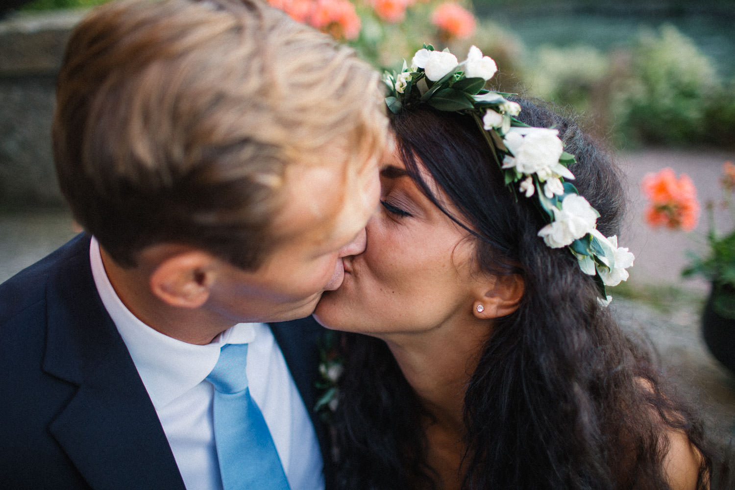 Brudpar myser på trappen utanför Trolleholms slott.