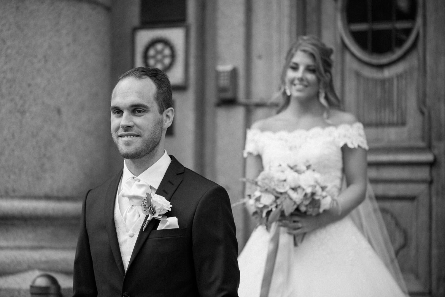 Svartvitt fotografi på brudpar under en First Look. Bröllopet var på Örenäs Slott, Skåne, som är en populär bröllopslokal. Fotograf: Tove Lundquist.