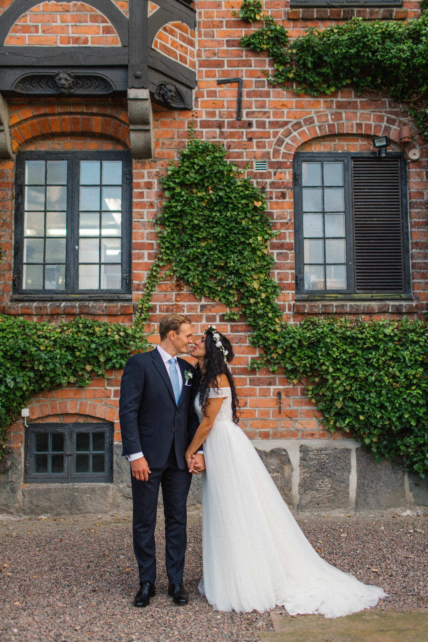 Porträtt på brudpar under ett bröllop på Trolleholms slott i Skåne.  Foto: Tove Lundquist, bröllopsfotograf i Malmö. 