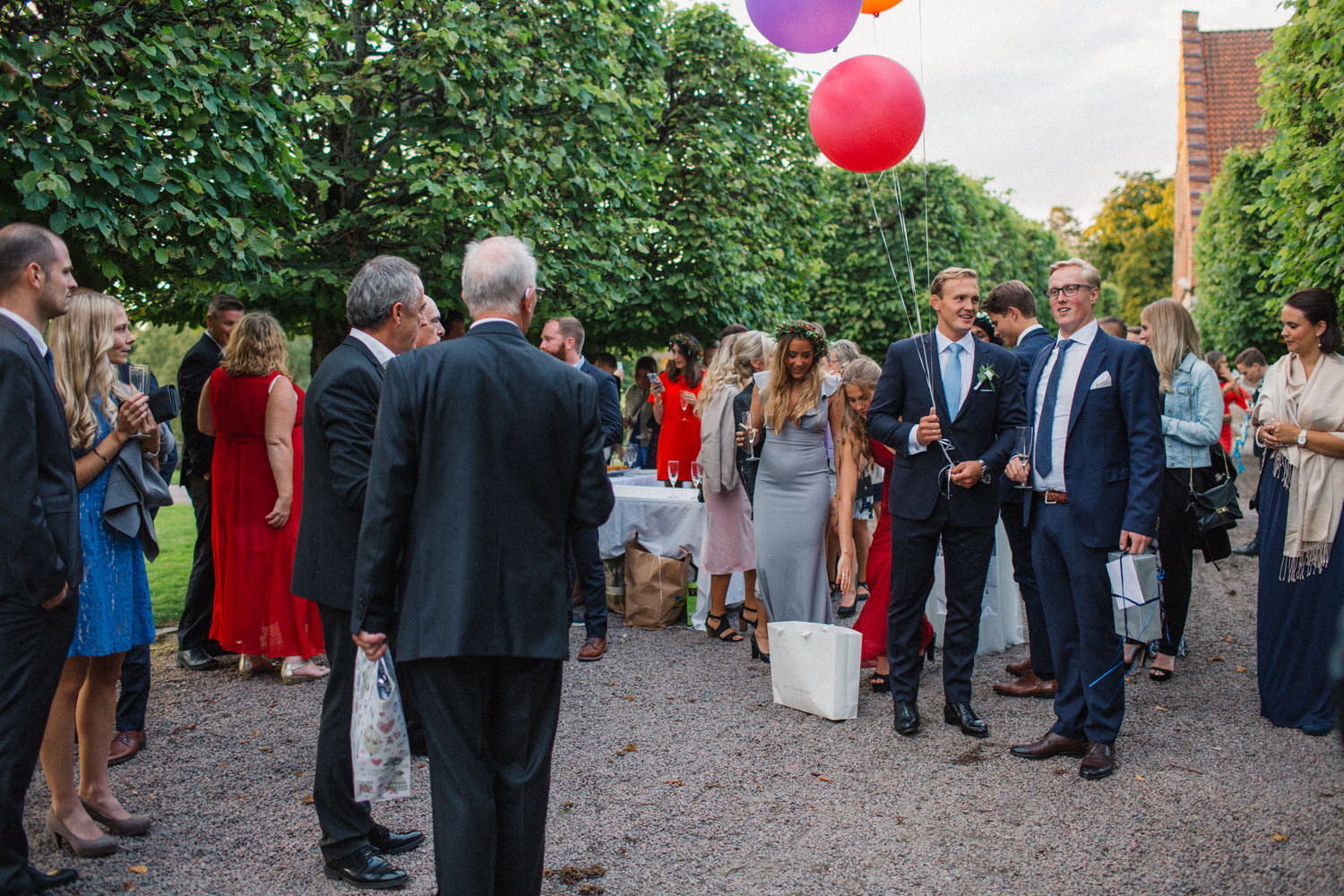 Mingel under ett bröllop på Trolleholms slott i Skåne.