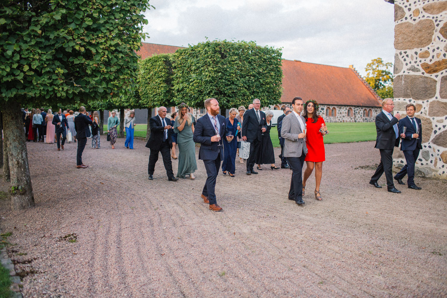 Gäster under ett bröllop på Trolleholms slott.