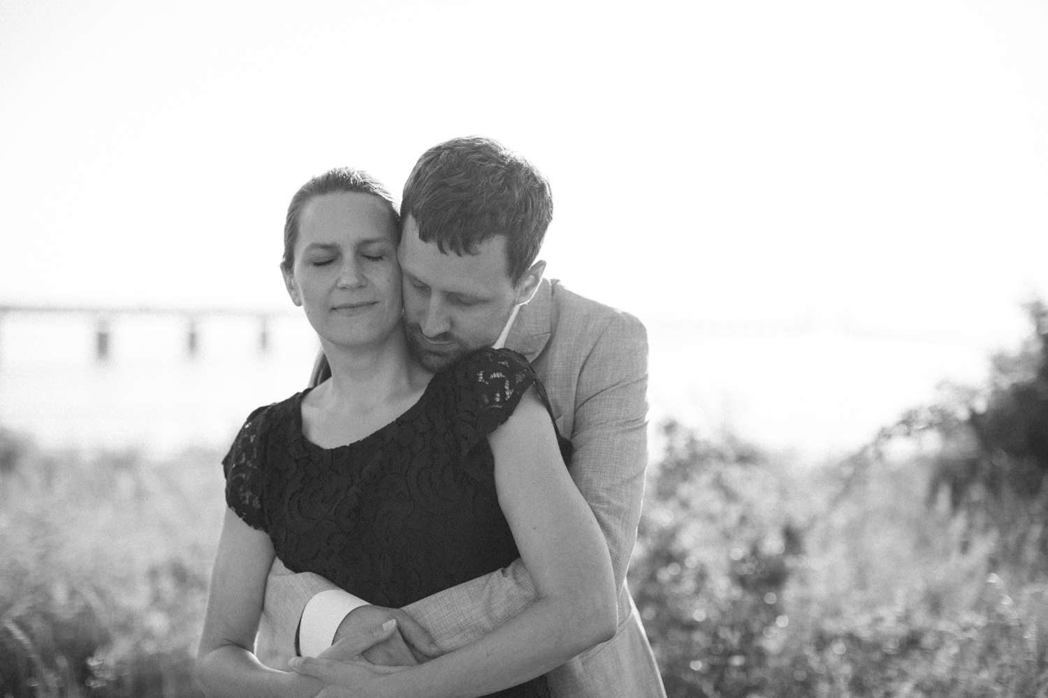 Svartvitt foto på kärleksfullt par under en provfotografering vid Utsiktspunkt Öresundsbron. Foto: Tove Lundquist.