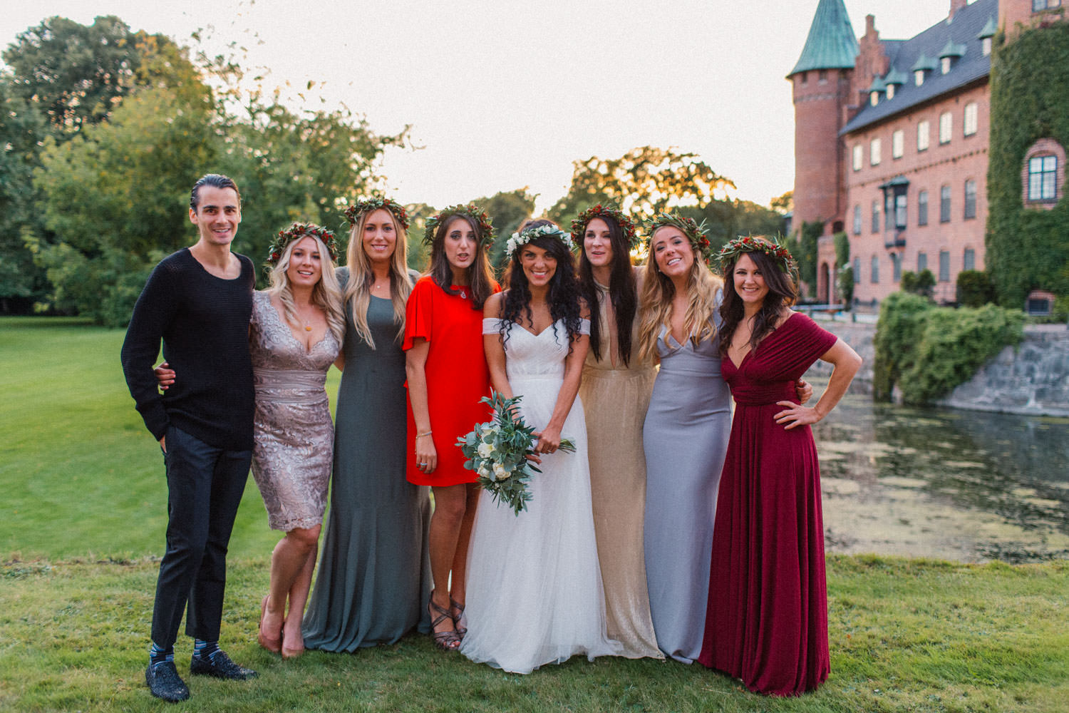 Porträtt på brudtärnor och bestman tillsammans med brudpar. Från ett bröllop på Trolleholms slott i Skåne.