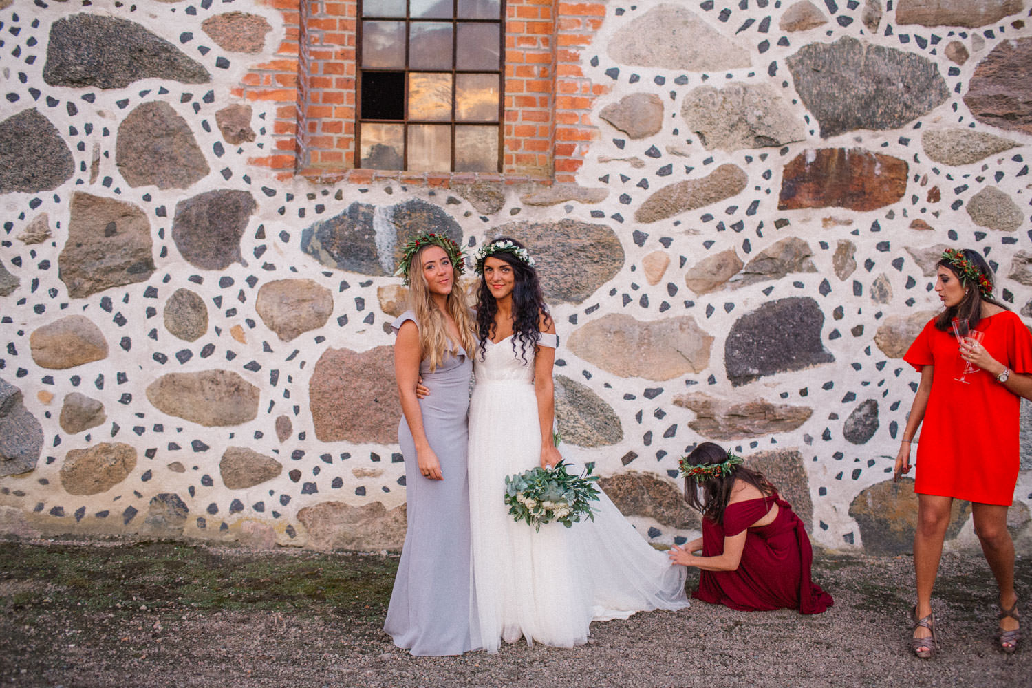 Porträtt på brudtärna och brud. Från ett bröllop på Trolleholms slott i Skåne.