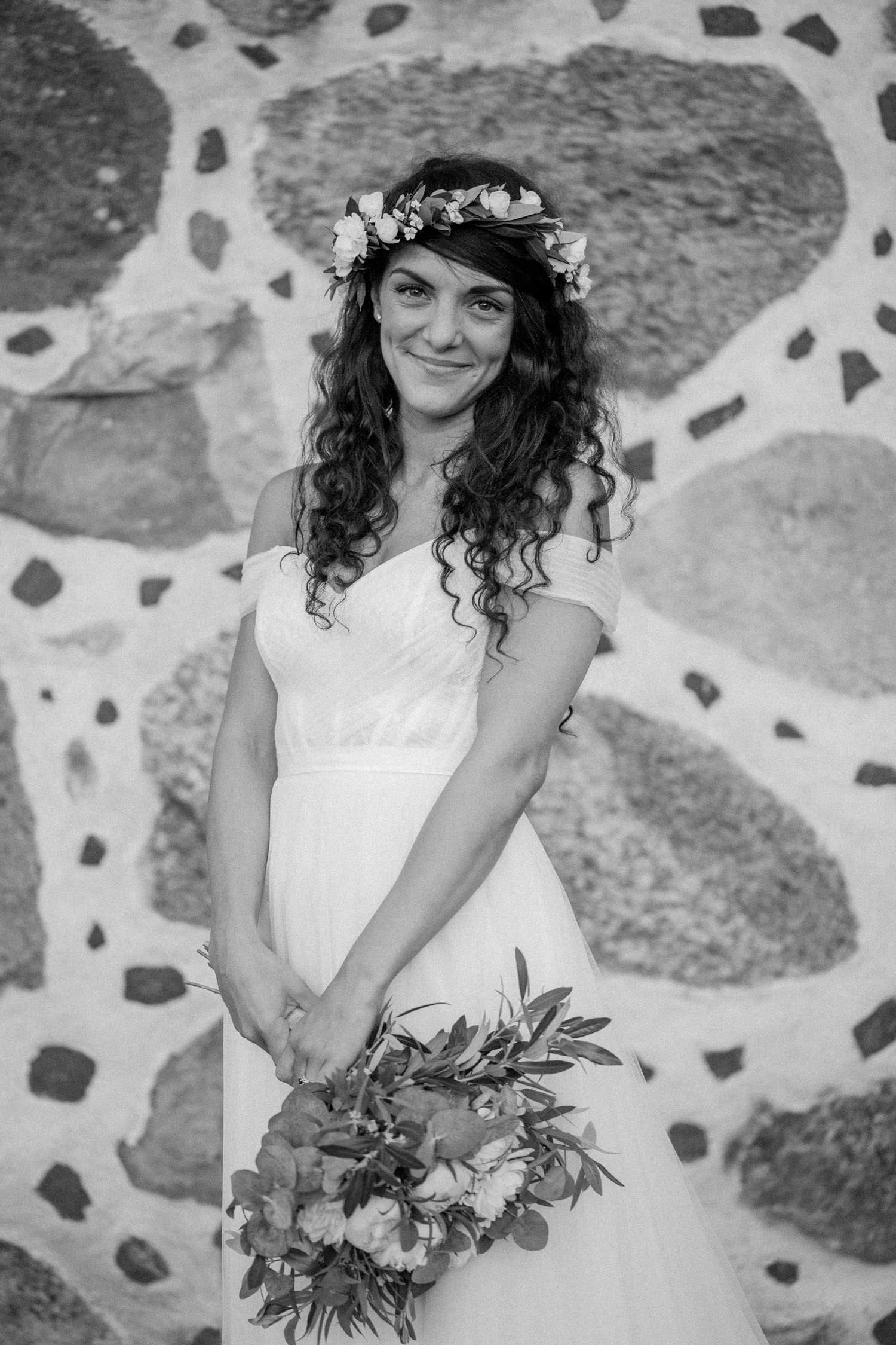 Svartvitt porträtt på Ashley Ljungbäck under hennes destinationsbröllop på Trolleholms slott, Skåne. Bröllopsfotograf är Tove Lundquist, Ashleys brudklänning kommer från Mia Grace Bridal. Florist är Lilla Hults Blommor i Ängelholm. 