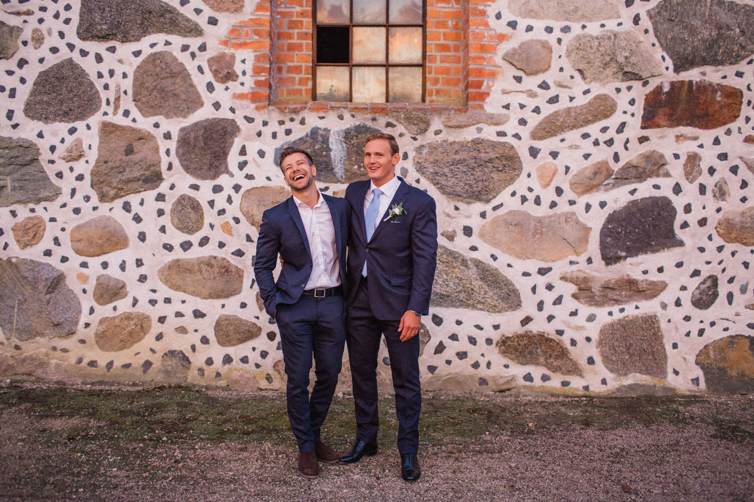 Porträtt på brudgum tillsammans med bestman under ett bröllop på Trolleholms slott i Skåne. Foto: Tove Lundquist, bröllopsfotograf i Malmö. 