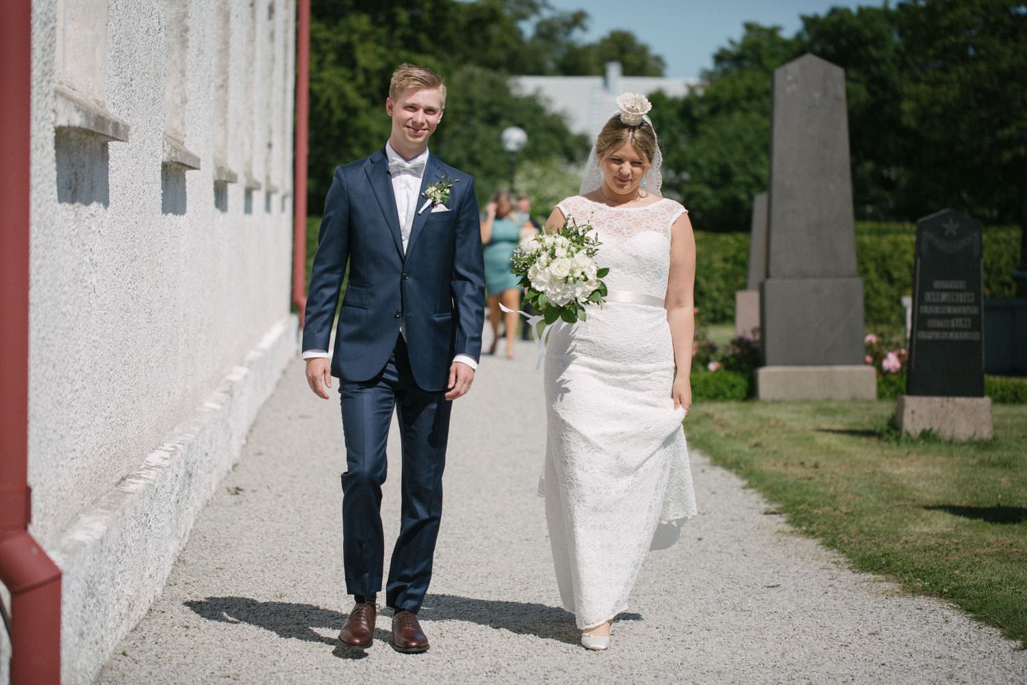 Brudpar kommer gående under en vigsel i Östra Torps kyrka, Smygehamn. Foto: Tove Lundquist.