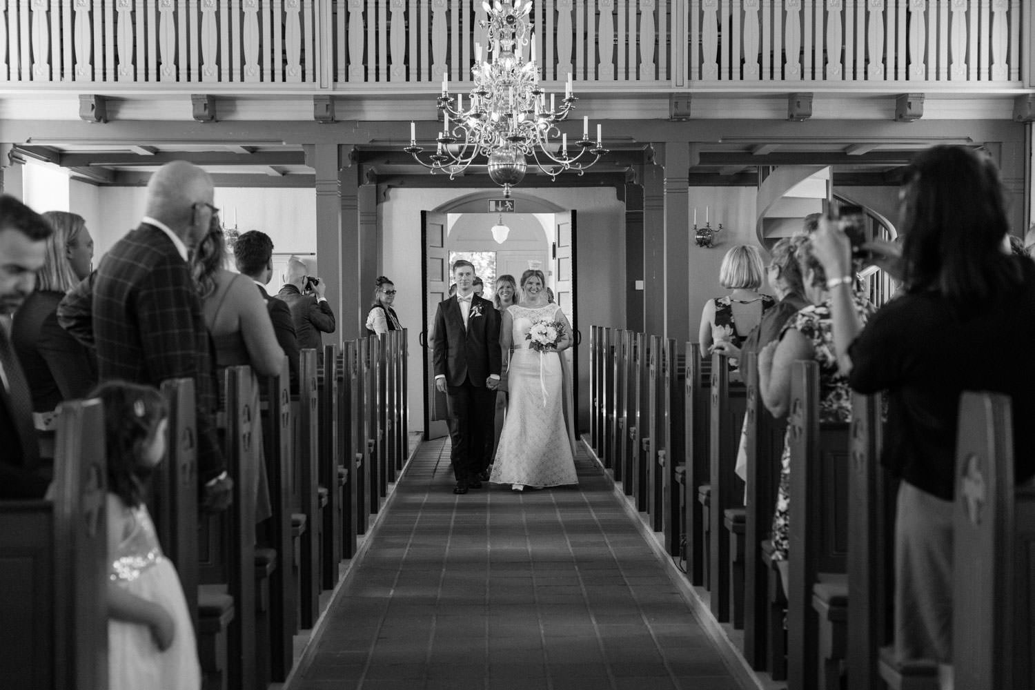 Brudparets ingång under en vigsel i Östra Torps kyrka, Smygehamn. Foto: Tove Lundquist, bröllopsfotograf Smygehamn.