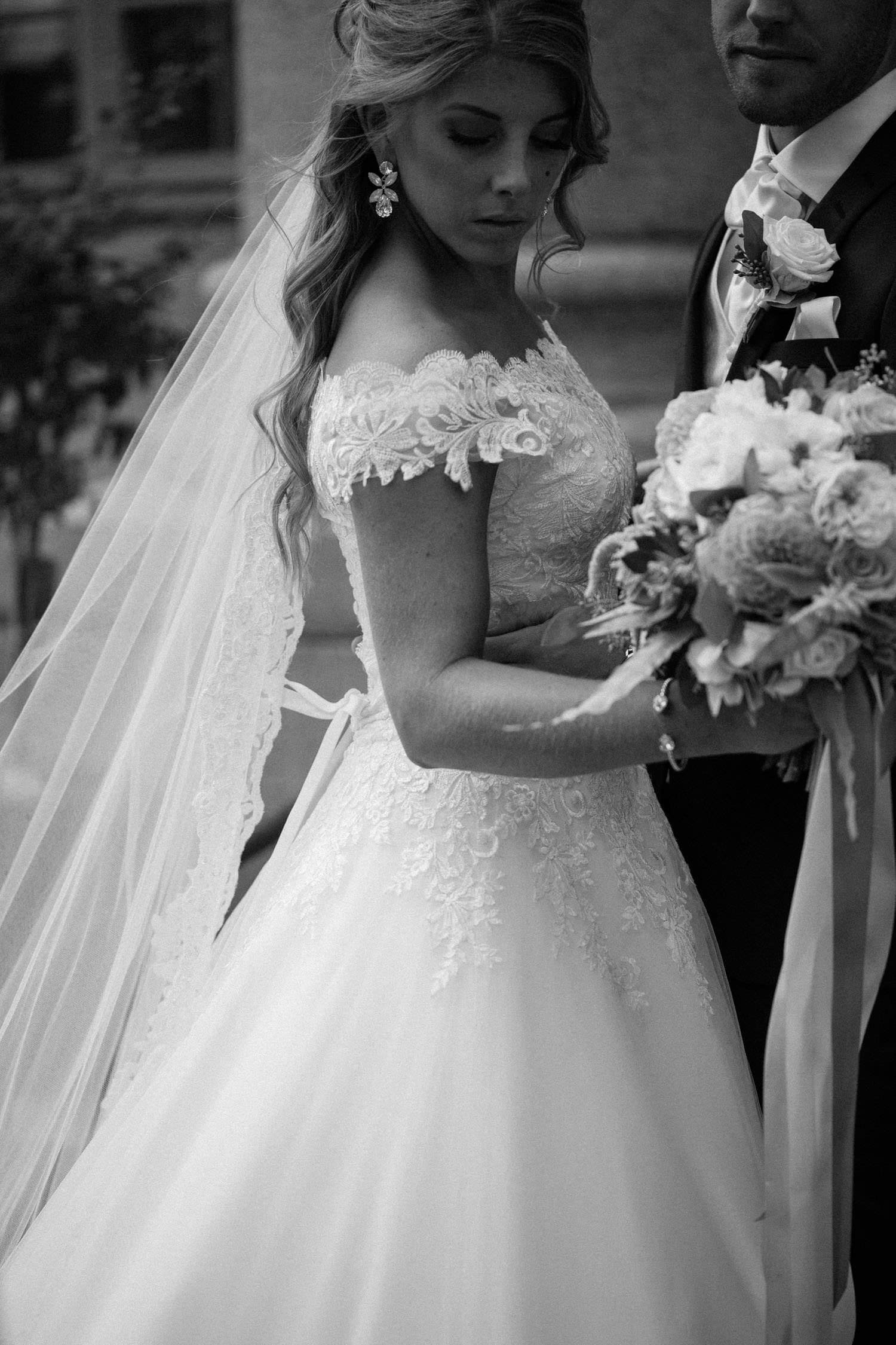 Svartvitt foto på brudpar under bröllopsporträtt på Örenäs Slott i Skåne som är en populär bröllopslokal. Fotograf: Tove Lundquist, bröllopsfotograf i Malmö. Brudbuketten kommer från Gouteva, brudklänning från Diane Legrand.
