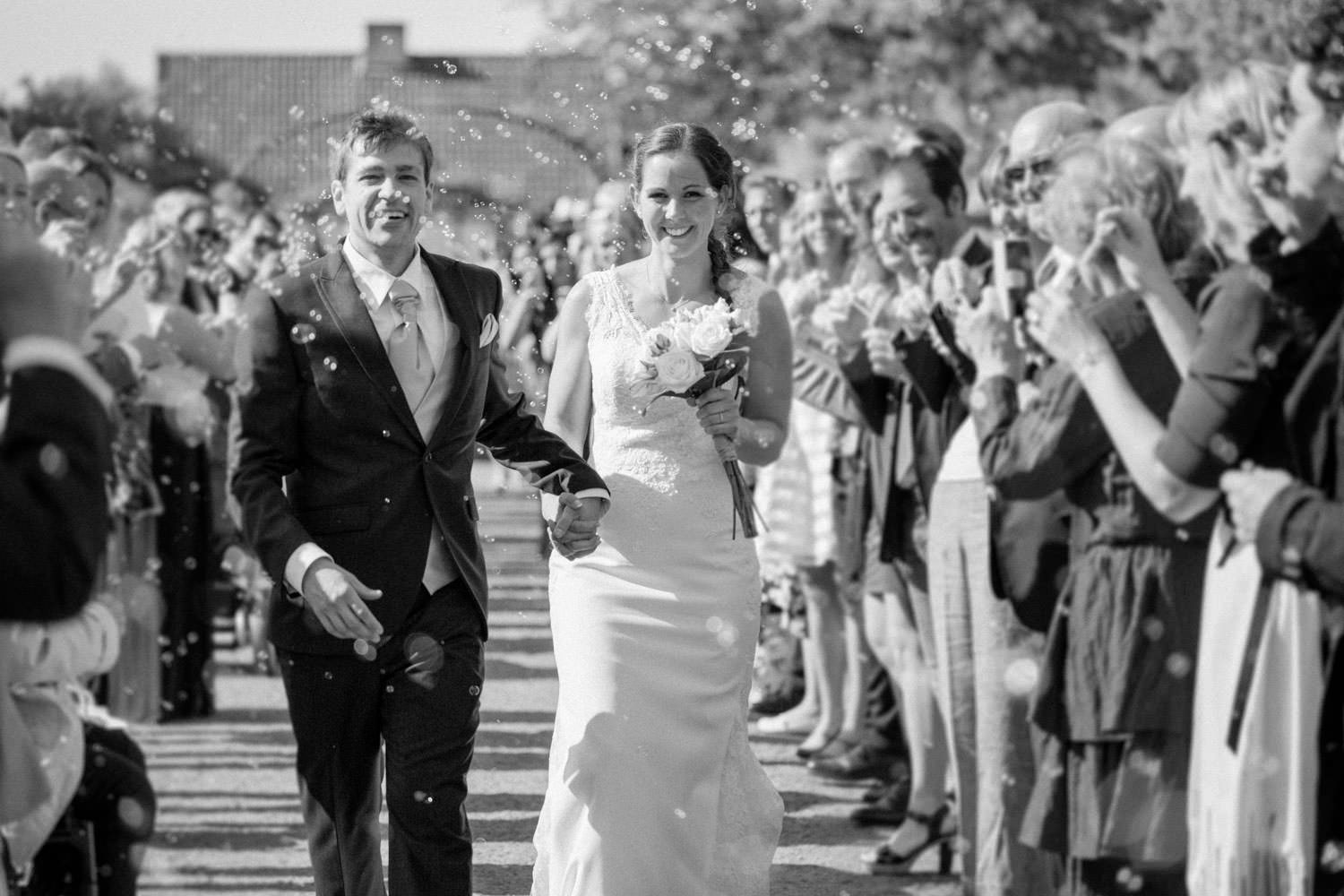 Ett alternativ till riskastning under bröllop kan vara att gäster blåser såpbubblor, här under en utomhusvigsel på Sofiero Slott i Helsingborg. Fotograf: Tove Lundquist som är bröllopsfotograf i Skåne. 